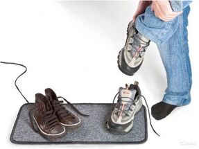 Los zapatos mojados como causa del desarrollo de hongos en las uñas de los pies.